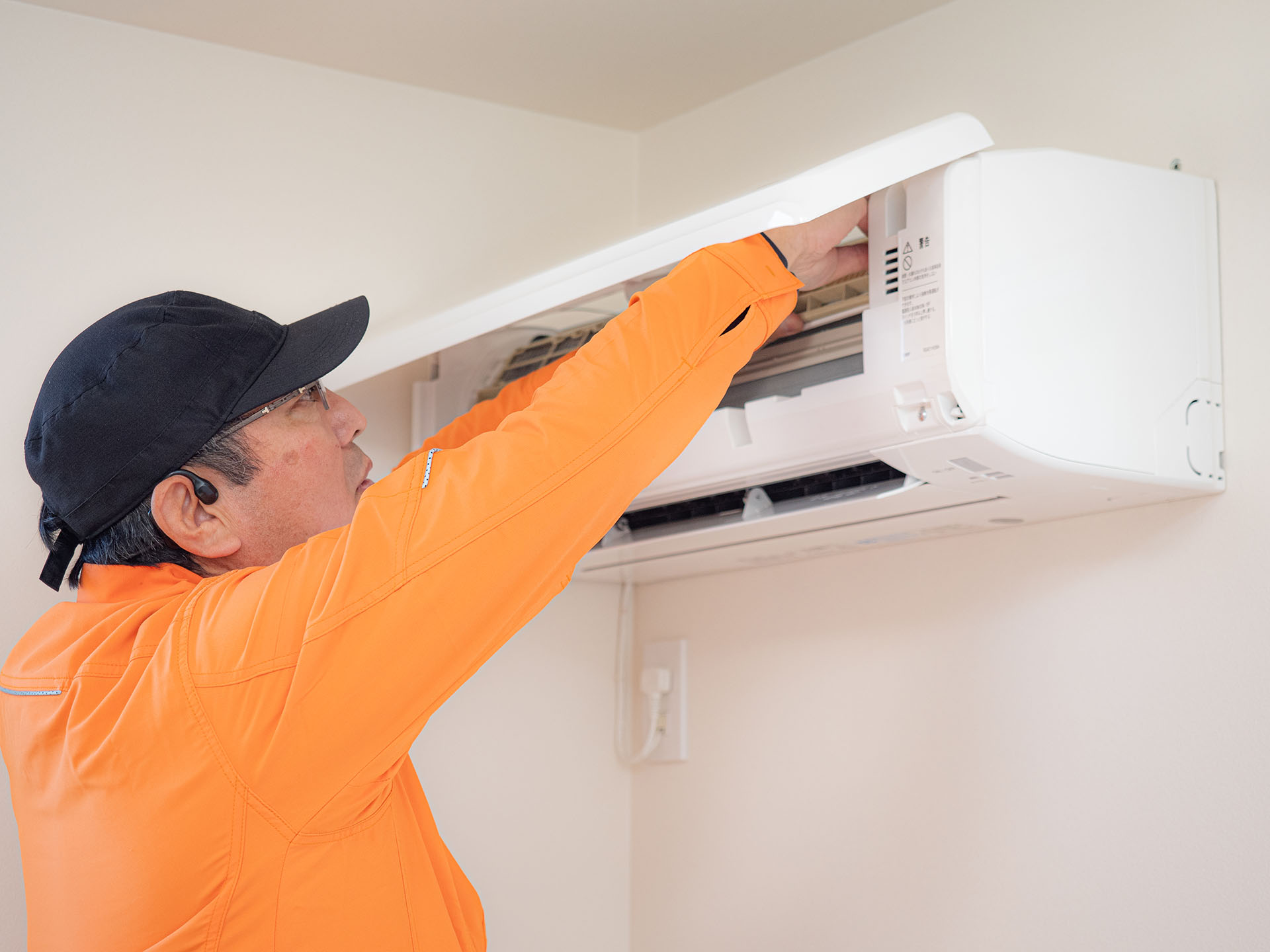 エアコン修理の作業風景