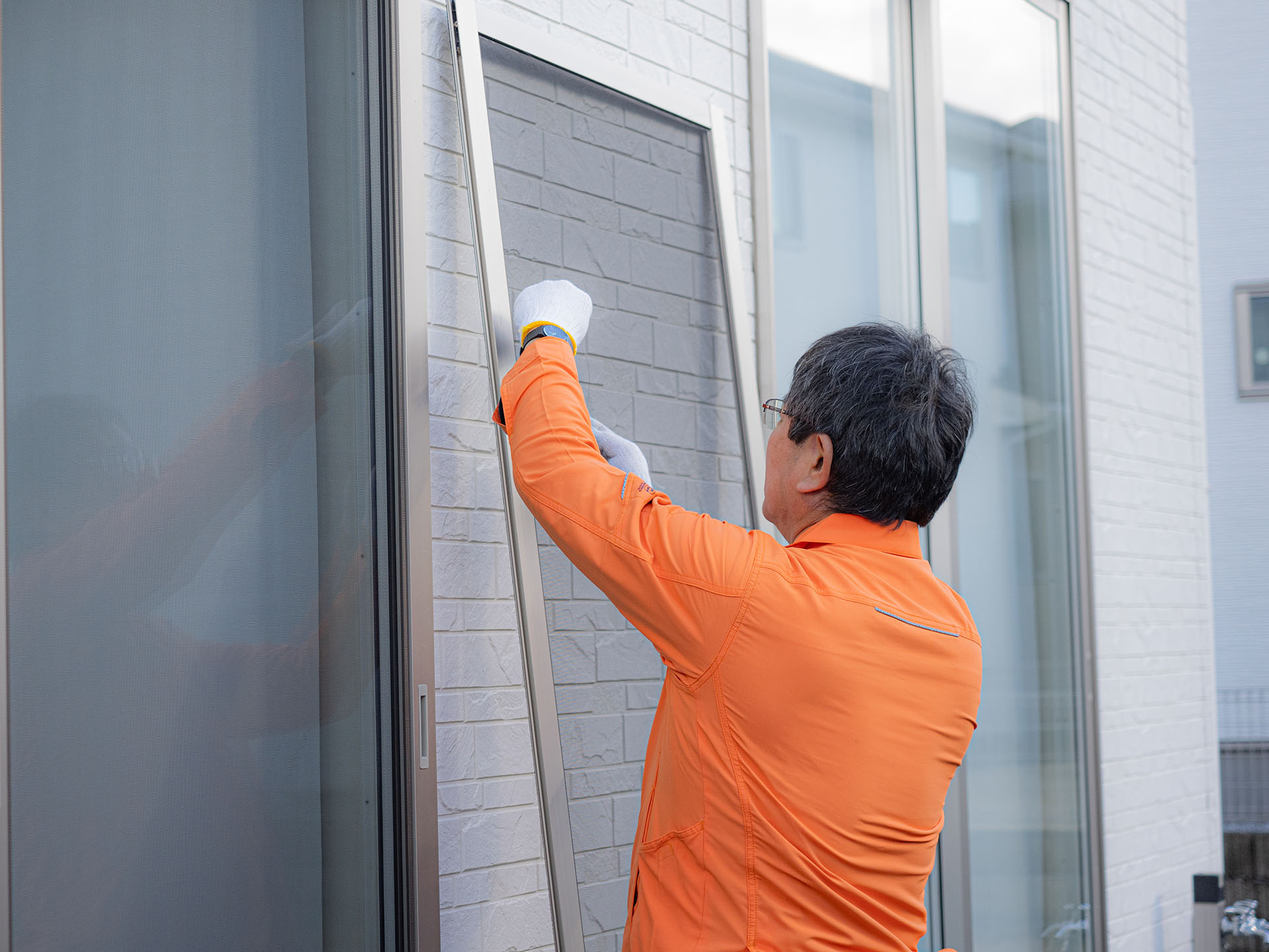 網戸を張り替えている写真