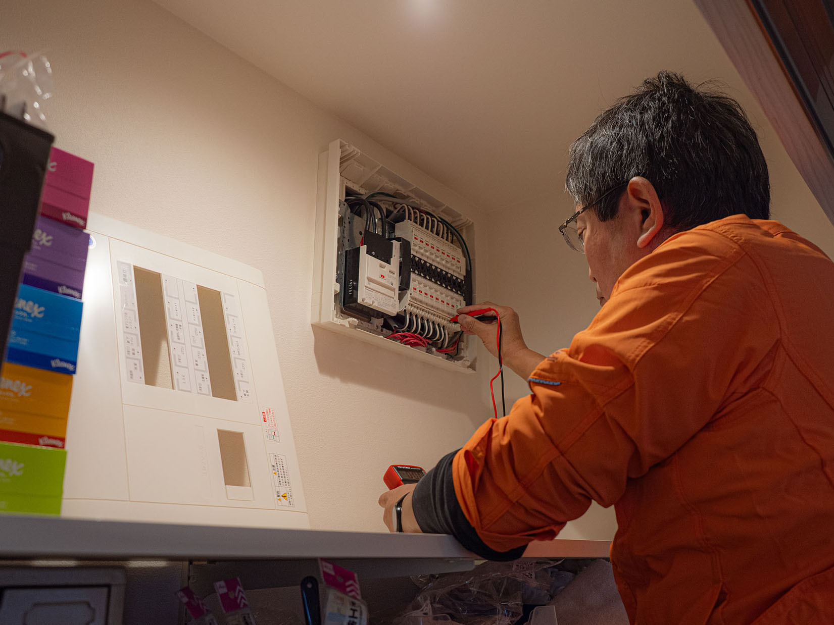 電気工事の作業風景