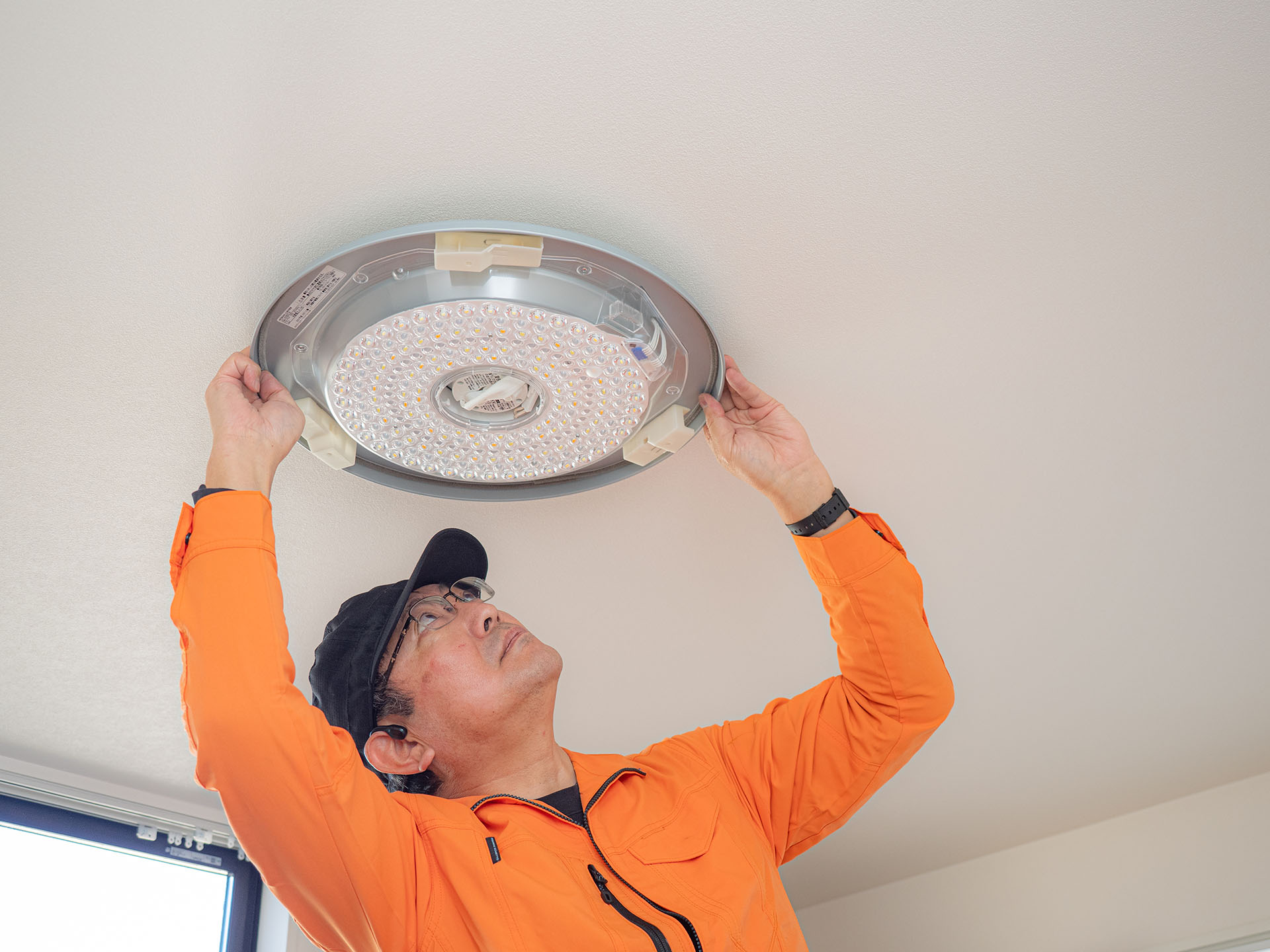 電球を交換している写真