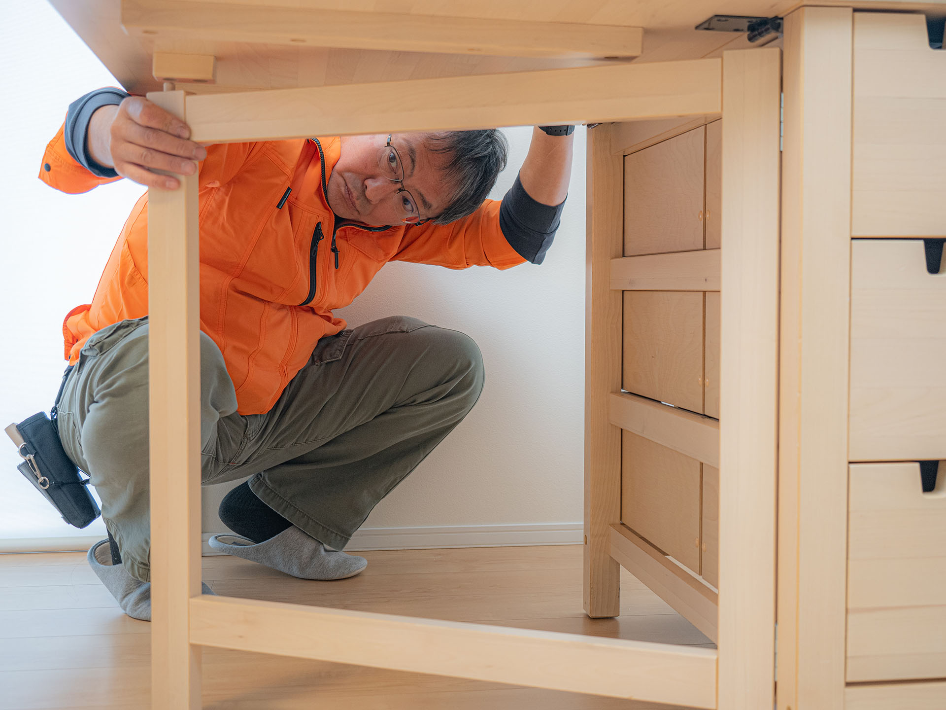 机を組み立てている写真