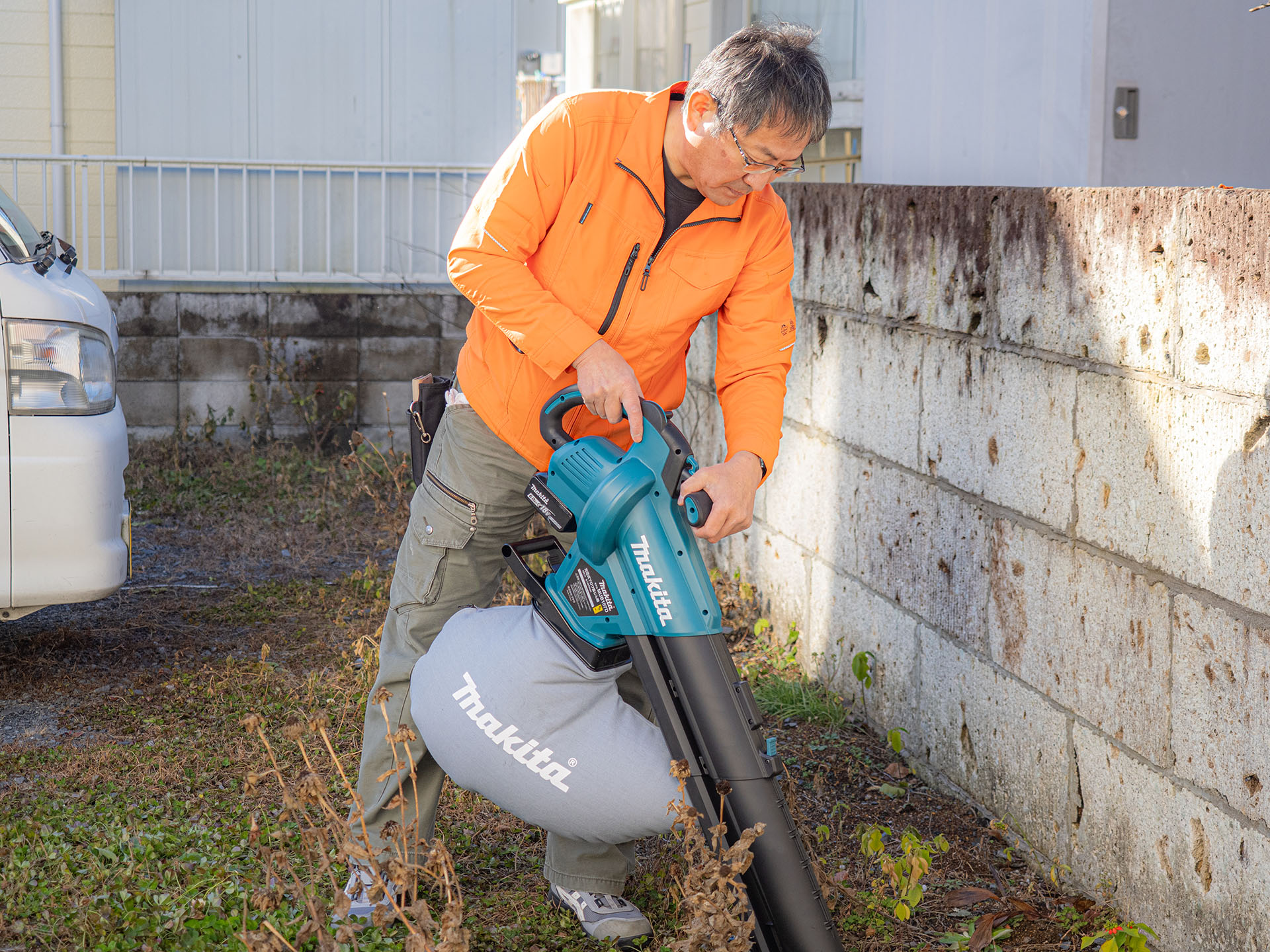 草刈り掃除の作業風景
