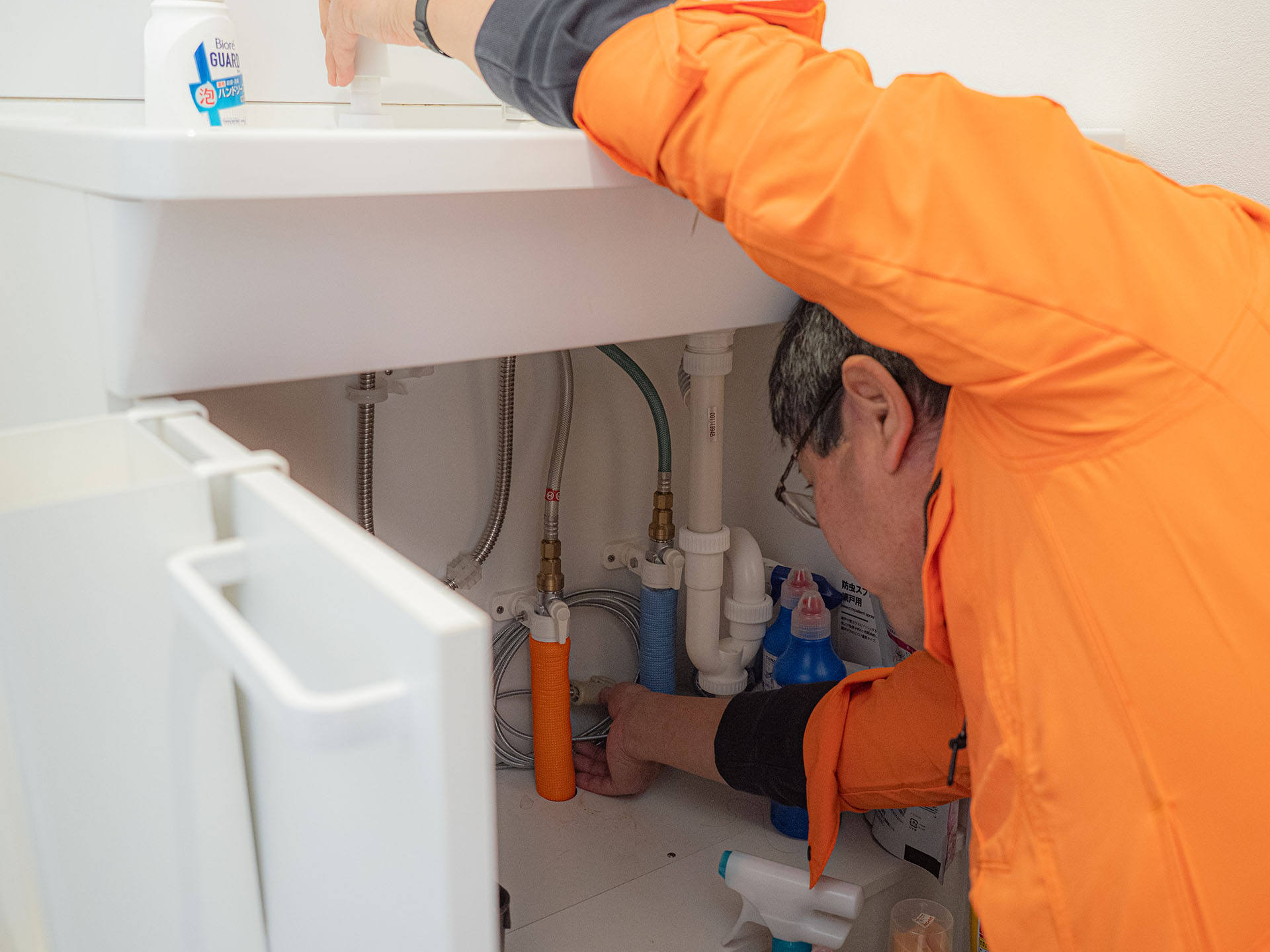水回り修理の作業風景