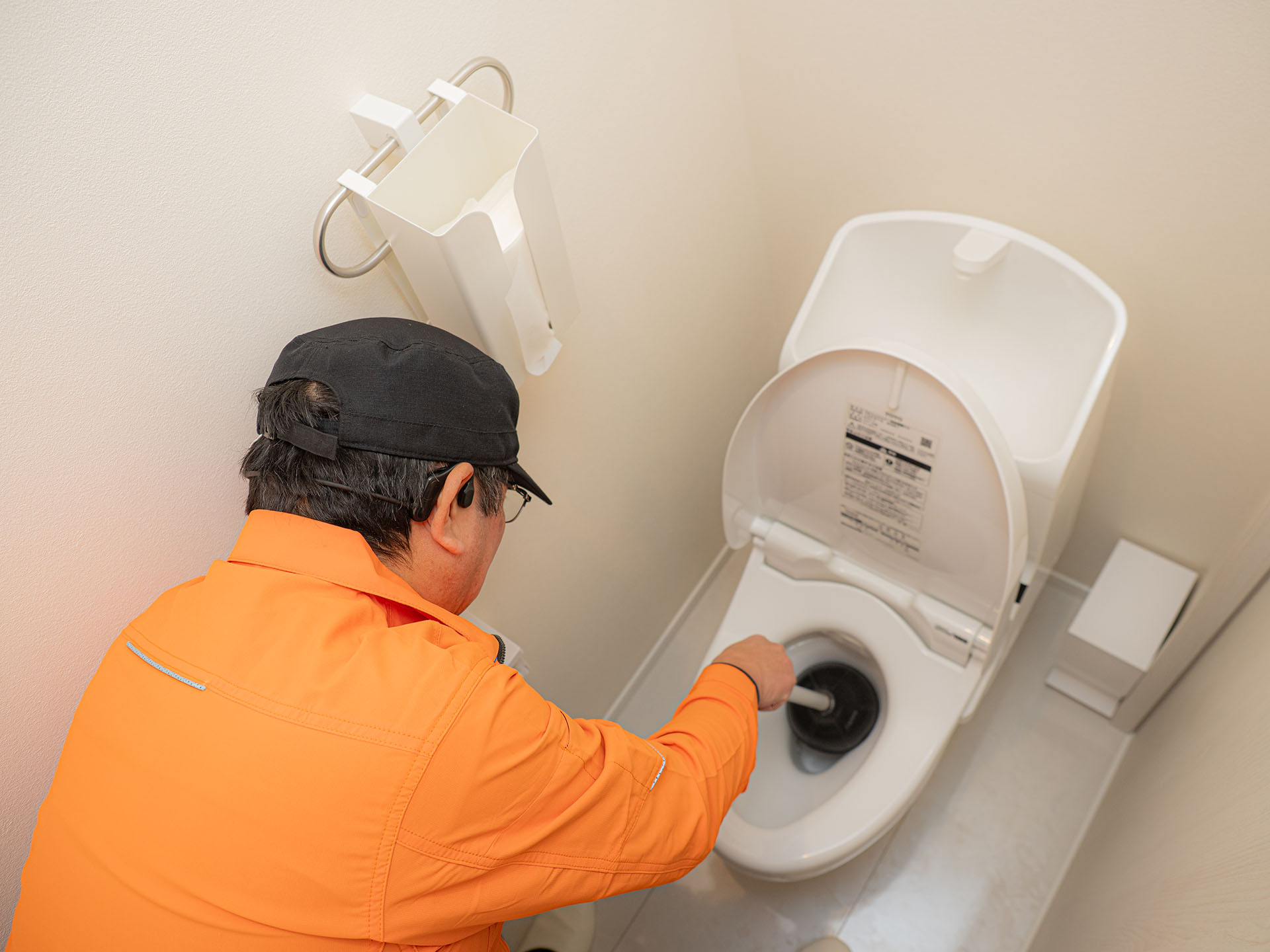 トイレつまり解消の作業風景